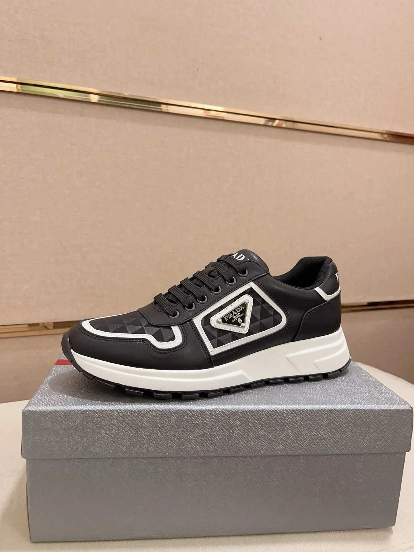 Men's shoes 💰 580 💰 (high version) new Prada (Prada) high-top counters are launched simultaneously, new men's shoes, 😘fabrics are selected from waterproof technical cloth. First layer cowhide lining. 👍🏿Original molded anti-slip rubber outsole, with exquisite lines, simple and elegant, comfortable and high-end for leisure travel. Number of yards: 38 to 44. (Can be customized for 45.46.)